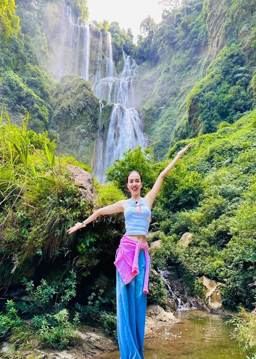 Nữ diễn viên tươi tắn, trẻ trung khi mặc giản dị.