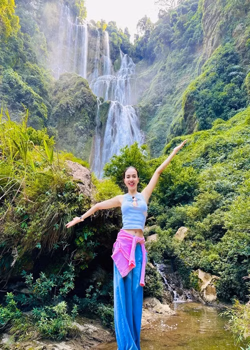 Nữ diễn viên tươi tắn, trẻ trung khi mặc giản dị.