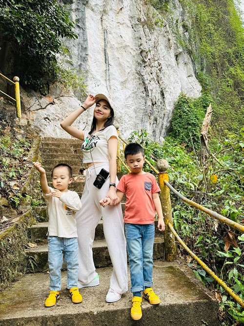 Đinh Ngọc Diệp và Victor Vũ có hai con trai chung. Cặp đôi chia sẻ trên Saostar, cả hai tự tay làm tất cả mọi thứ cho con từ việc tắm rửa, chở con đi học, đón con về, đút con ăn, cho con uống sữa, học bài cùng con.