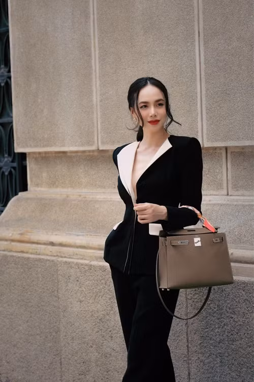 Nữ diễn viên ăn mặc sang trong khi xuống phố.