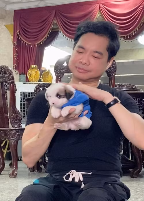 Năm 2022, Ngọc Sơn nuôi một chú chó nhỏ, đặt tên là Mây. Nam ca sĩ chia sẻ trên Vietnamnet: "Tôi yêu thương, cưng chiều và dạy dỗ Mây hết mực. Đổi lại, bé cũng rất ngoan, tình cảm, tôi dạy gì cũng nghe". Ảnh: FB Ngọc Sơn.