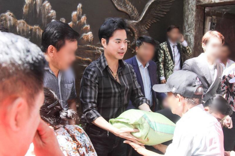 Ngọc Sơn chia sẻ trên Tiền Phong: “Tôi biết rằng một bữa tiệc sinh nhật tổ chức rất tốn kém. Tôi không bao giờ nghĩ đến chuyện ăn nhậu linh đình trong dịp sinh nhật. Thường ngày tôi vốn đã ăn ít, chỉ ăn chay và chú trọng rèn luyện thể thao. Tiền kiếm được chủ yếu đưa cho mẹ, tôi thậm chí còn bỏ ống heo tiết kiệm để làm từ thiện. Quả thực, với bản thân mình tôi rất hà tiện. Năm nay, tôi rất vui vì lại được giúp đỡ mọi người. Nhìn người nghèo ai cũng nhận được quà khiến tôi không khỏi xúc động, vui mừng". Ảnh: FB Ngọc Sơn.