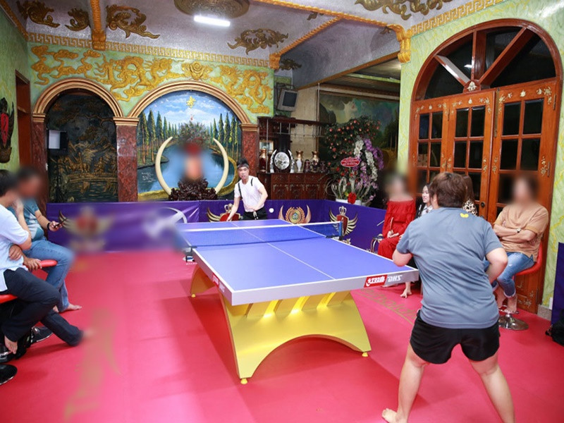 Ngọc Sơn mê bóng bàn, vì vậy, anh chi đến 300 triệu để sửa phòng khách thành nơi chơi môn thể thao này. Ảnh: Dân Việt.