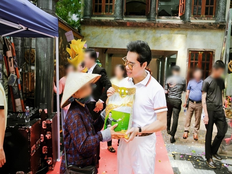 Vào dịp sinh nhật, thành lập công ty, Ngọc Sơn phát gạo cho bà con nghèo ngay trong biệt thự. Ảnh: Vietnamnet.