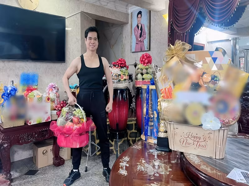 Sau khi mẹ Ngọc Sơn qua đời, nam ca sĩ sống một mình trong biệt thự. Ảnh: FB Ngọc Sơn.