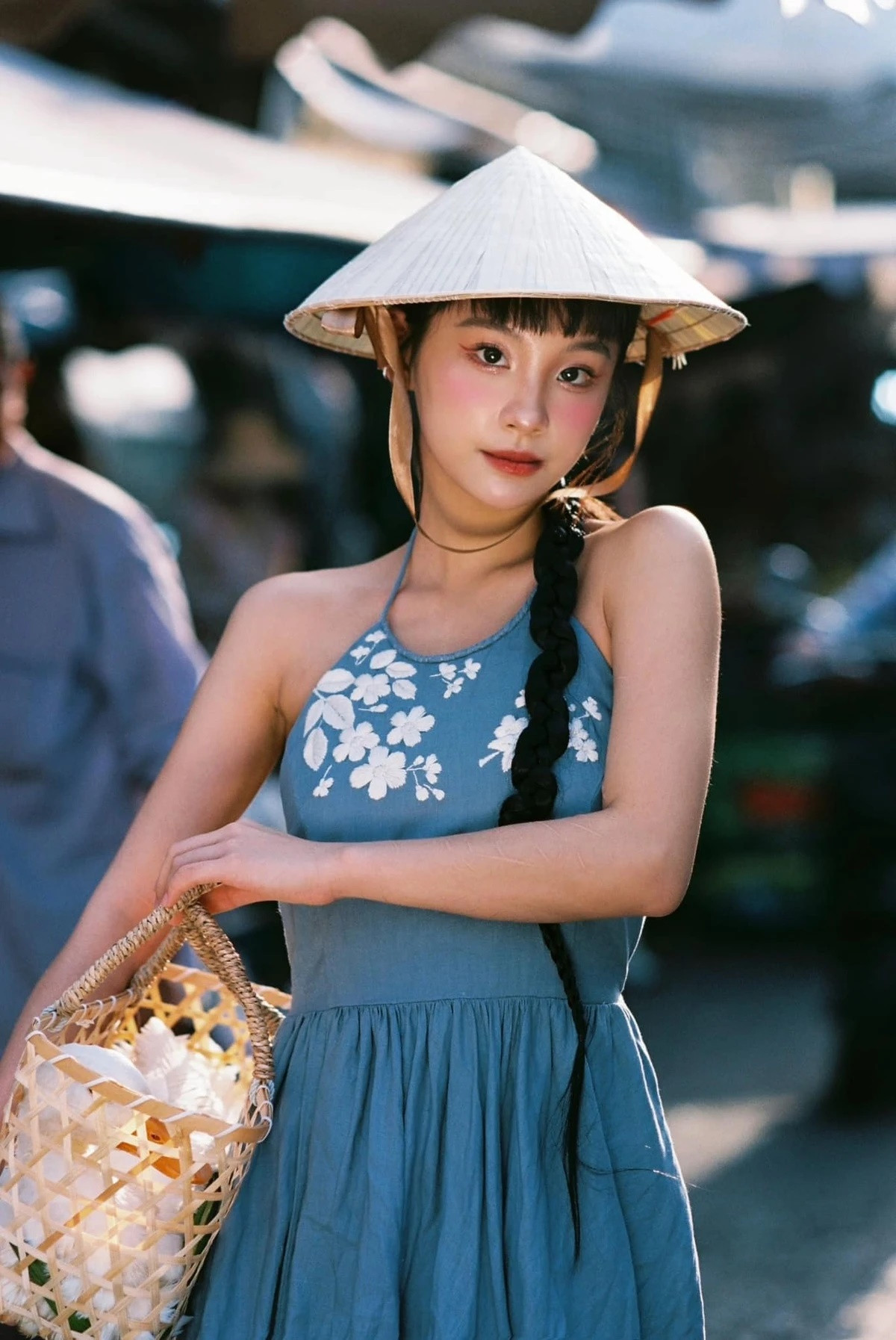 Tuy nhiên, phim đang gây tranh luận về trang phục. Có ý kiến cho biết người Dao có thường phục và lễ phục. Việc nhân vật chính Pu mặc lễ phục trong những hoạt động thường ngày, kể cả khi đi chăn trâu khiến người xem hiểu lầm về đời sống người Dao. Vì thế, tranh cãi xoay quanh phim nổ ra suốt những ngày qua. Lời thoại trong phim cũng được nhận xét chưa phù hợp với thực tế người dân vùng cao. Dẫu vậy, phim vẫn được chia sẻ rộng rãi trên mạng xã hội nhờ chuyện tình cảm “gà bông” của 2 nhân vật chính.