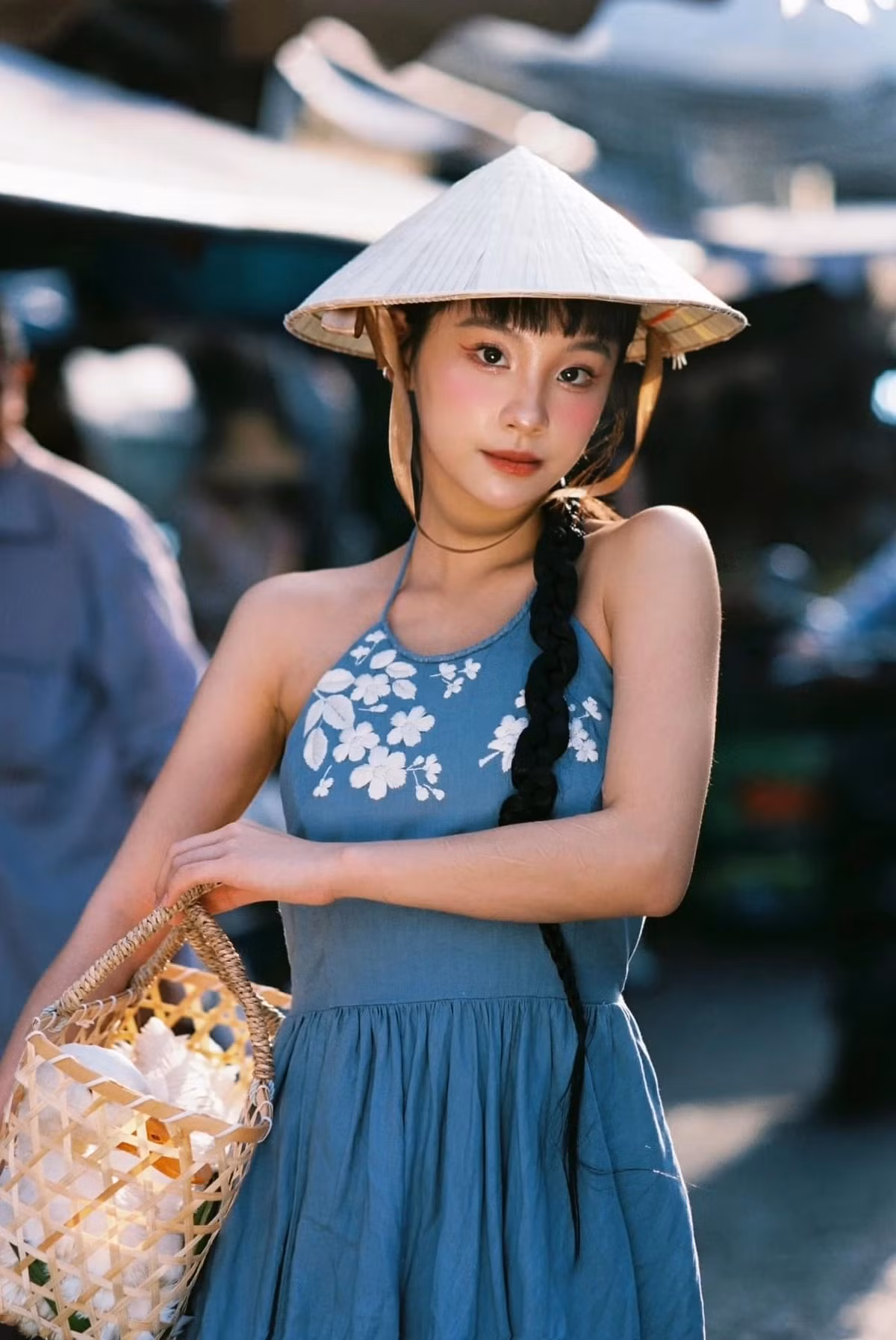 Tuy nhiên, phim đang gây tranh luận về trang phục. Có ý kiến cho biết người Dao có thường phục và lễ phục. Việc nhân vật chính Pu mặc lễ phục trong những hoạt động thường ngày, kể cả khi đi chăn trâu khiến người xem hiểu lầm về đời sống người Dao. Vì thế, tranh cãi xoay quanh phim nổ ra suốt những ngày qua. Lời thoại trong phim cũng được nhận xét chưa phù hợp với thực tế người dân vùng cao. Dẫu vậy, phim vẫn được chia sẻ rộng rãi trên mạng xã hội nhờ chuyện tình cảm “gà bông” của 2 nhân vật chính.