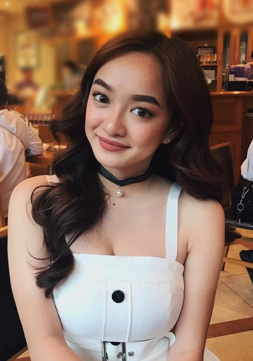 Nữ diễn viên sở hữu gương mặt cuốn hút, vóc dáng gợi cảm với vòng một khủng, đẹp tự nhiên.