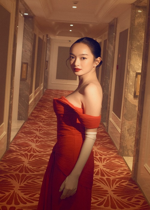 Mỹ nhân phim "Em chưa 18" khéo lựa chọn trang phục giúp tôn hình thể thon gọn, gợi cảm. Ảnh: FB Kaity Nguyễn.