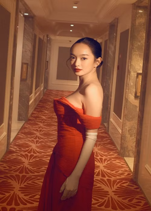 Mỹ nhân phim "Em chưa 18" khéo lựa chọn trang phục giúp tôn hình thể thon gọn, gợi cảm. Ảnh: FB Kaity Nguyễn.