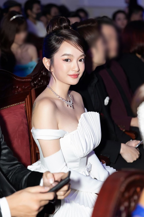 Dù “thu nhỏ” ngực, Kaity Nguyễn vẫn quyến rũ bội phần. Ảnh: FB Kaity Nguyễn.