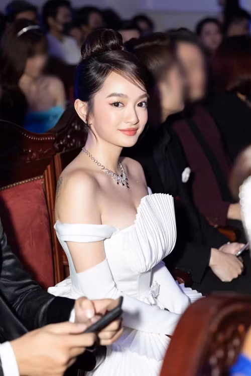 Dù “thu nhỏ” ngực, Kaity Nguyễn vẫn quyến rũ bội phần. Ảnh: FB Kaity Nguyễn.