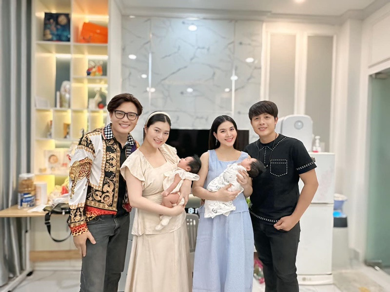 Kha Ly đã tổ chức tiệc đầy tháng cho con gái. Bữa tiệc có nhiều bạn bè thân thiết như Thanh Trúc, Hòa Hiệp, Bá Thắng tham dự. Ảnh: FB Thanh Trúc.