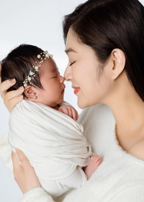 Thanh Trúc đăng ảnh cận mặt đáng yêu của ái nữ. Ảnh: FB Thanh Trúc.