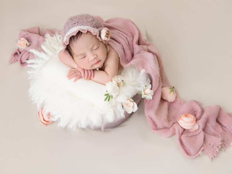 Vợ chồng Kha Ly đăng bộ ảnh cận mặt ái nữ được thực hiện lúc bé 2 tuần tuổi. Ảnh: FB Kha Ly.