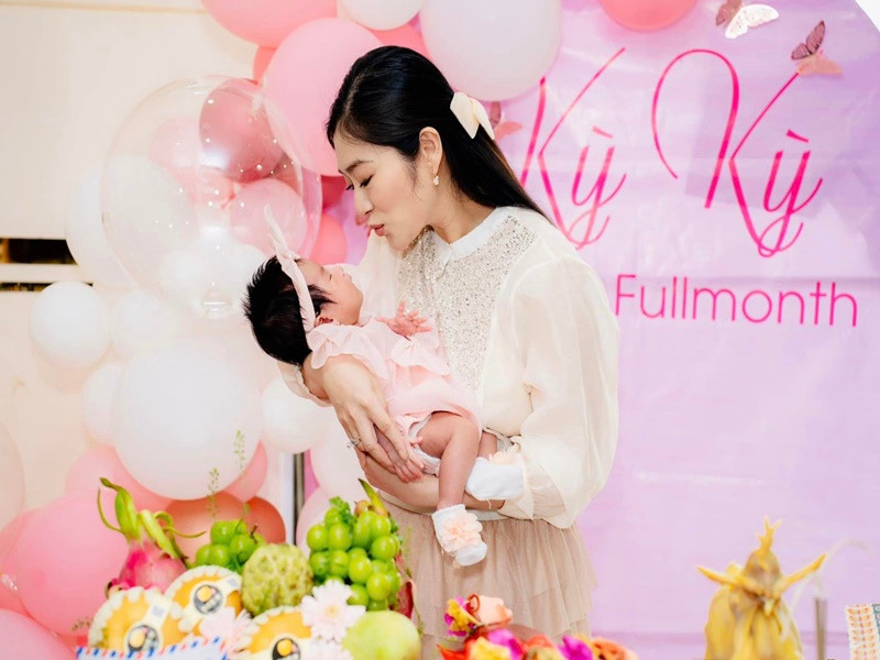 Nữ diễn viên tổ chức tiệc đầy tháng cho con gái cách đây không lâu. "Đầy tháng con gái yêu. Chỉ cần ấm cúng vậy là hạnh phúc. Chọn màu hồng tím chủ đạo cho mâm cúng để con gái có được sự dịu dàng nồng ấm và sự thủy chung sắt son nhé, Kỳ Kỳ ngoan yêu của mẹ Trúc. Mong con 1 đời bình an và mọi người mến yêu. Một mâm cúng chu toàn và đủ đầy để cuộc sống của con luôn được trọn vẹn", Thanh Trúc chia sẻ. Ảnh: FB Thanh Trúc.