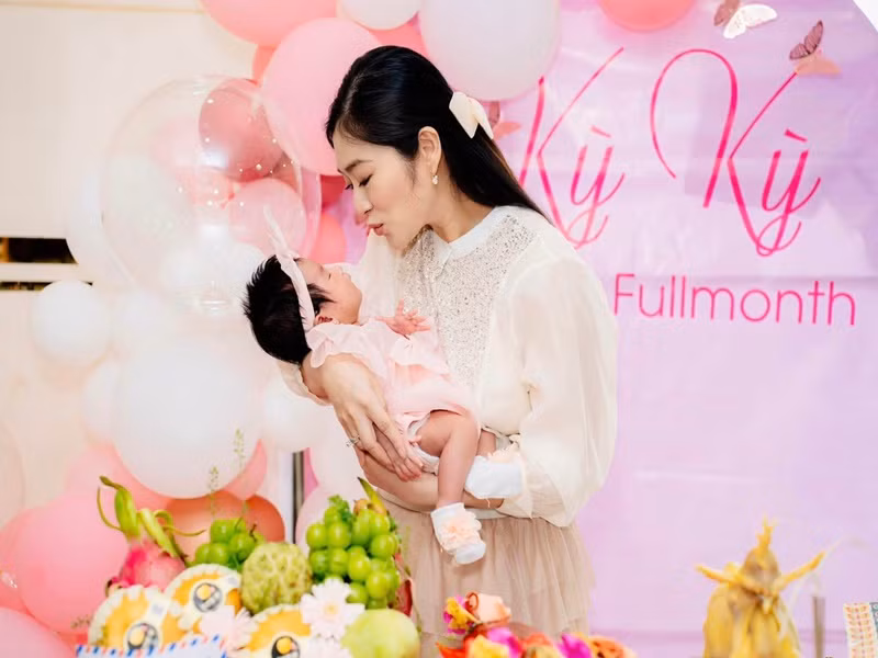 Nữ diễn viên tổ chức tiệc đầy tháng cho con gái cách đây không lâu. "Đầy tháng con gái yêu. Chỉ cần ấm cúng vậy là hạnh phúc. Chọn màu hồng tím chủ đạo cho mâm cúng để con gái có được sự dịu dàng nồng ấm và sự thủy chung sắt son nhé, Kỳ Kỳ ngoan yêu của mẹ Trúc. Mong con 1 đời bình an và mọi người mến yêu. Một mâm cúng chu toàn và đủ đầy để cuộc sống của con luôn được trọn vẹn", Thanh Trúc chia sẻ. Ảnh: FB Thanh Trúc.