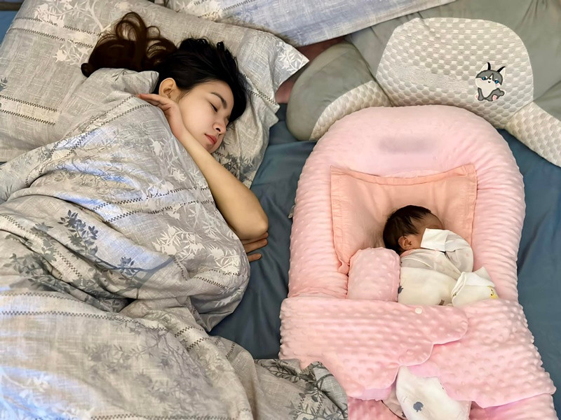 Nữ diễn viên phim "Cổng mặt trời" tâm sự về cuộc sống làm mẹ bỉm sữa: "Mỗi ngày bên con bú ngủ mà mẹ hạnh phúc vô cùng, cuộc sống của mẹ đã dần quen khi có con Lita à, con cứ việc ăn ngủ khỏe mạnh, mọi thứ đã có mẹ đây". Ảnh: FB Kha Ly.