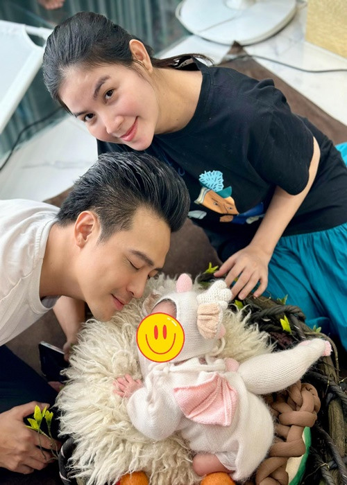 Thanh Duy cưng chiều con gái như "báu vật". Ảnh: FB Kha Ly.