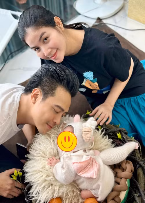 Thanh Duy cưng chiều con gái như "báu vật". Ảnh: FB Kha Ly.