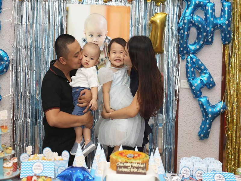 Chia sẻ về cuộc sống hôn nhân, vợ Chí Anh từng cho biết, cô được chồng cưng chiều, yêu thương. Mỗi khi Khánh Linh gặp áp lực, Chí Anh lại mua trà sữa để giúp vợ xả stress. Ảnh: FB Chí Anh.