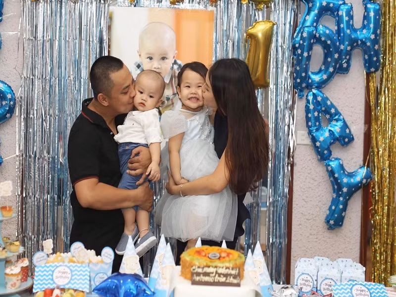 Chia sẻ về cuộc sống hôn nhân, vợ Chí Anh từng cho biết, cô được chồng cưng chiều, yêu thương. Mỗi khi Khánh Linh gặp áp lực, Chí Anh lại mua trà sữa để giúp vợ xả stress. Ảnh: FB Chí Anh.