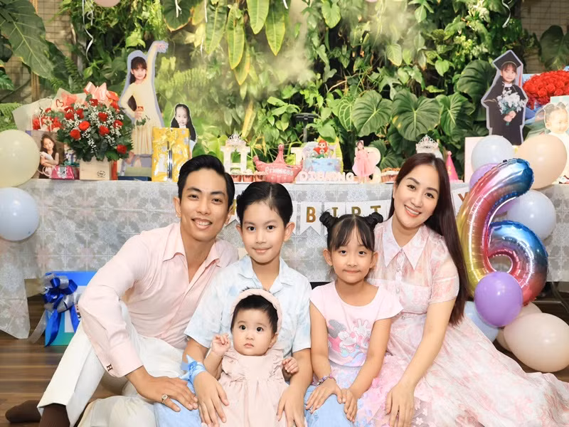 Phan Hiển chiều chuộng Khánh Thi hết mực, yêu thương các con. Ảnh: FB Phan Hiển.