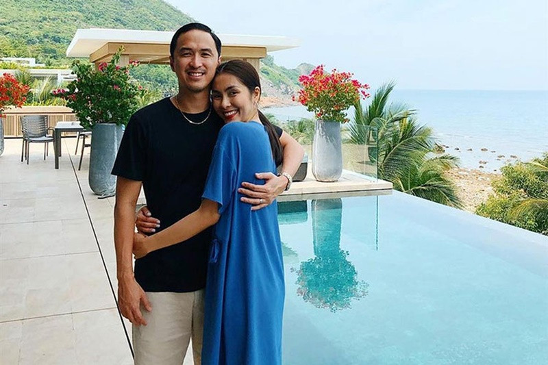 Vợ chồng Hà Tăng chỉ công khai dành cho nhau những cái ôm nhẹ nhàng, ấm áp.