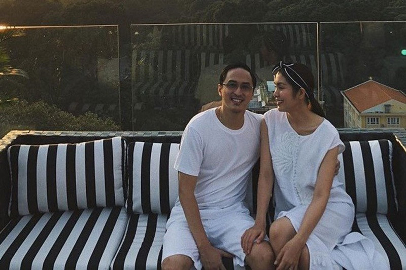 Ánh mắt, nụ cười của Hà Tăng cho thấy cô hạnh phúc thế nào bên chồng.