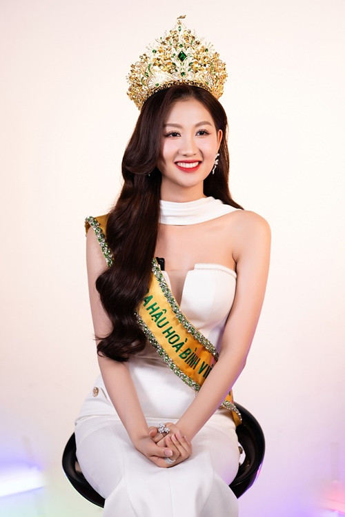 Quế Anh không cập nhật trang cá nhân. Hình ảnh, thông tin của cô chủ yếu được fanpage Miss Grand Vietnam chia sẻ.