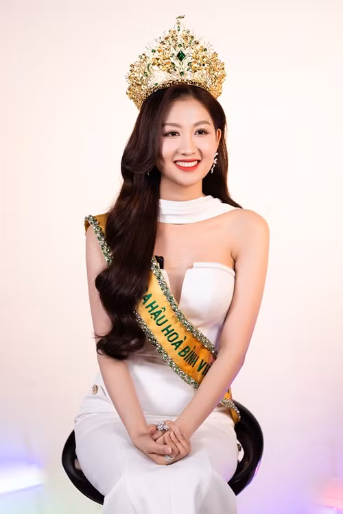 Quế Anh không cập nhật trang cá nhân. Hình ảnh, thông tin của cô chủ yếu được fanpage Miss Grand Vietnam chia sẻ.
