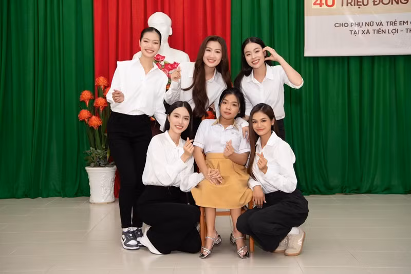 Giữa ồn ào đăng quang, Quế Anh có lịch trình khá bận rộn.