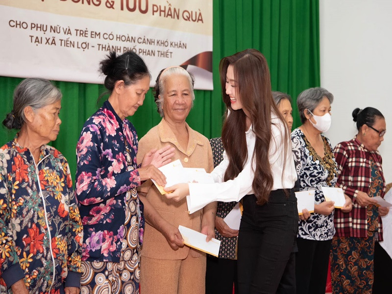 Nàng hậu đi làm từ thiện ngay sau đêm đăng quang.