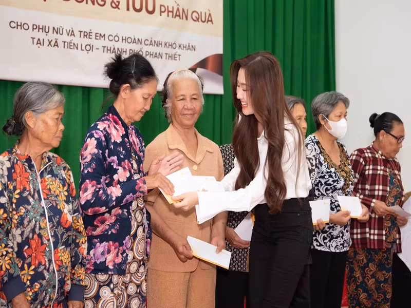 Nàng hậu đi làm từ thiện ngay sau đêm đăng quang.