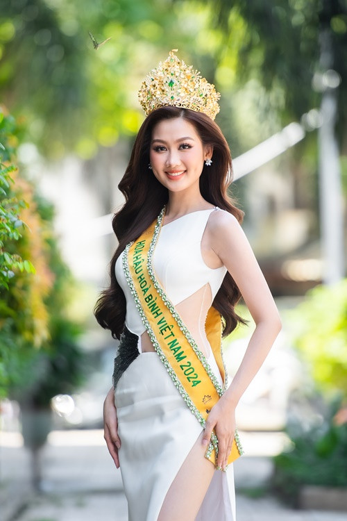 Quế Anh khoe nhan sắc lộng lẫy trong một hoạt động truyền thông.