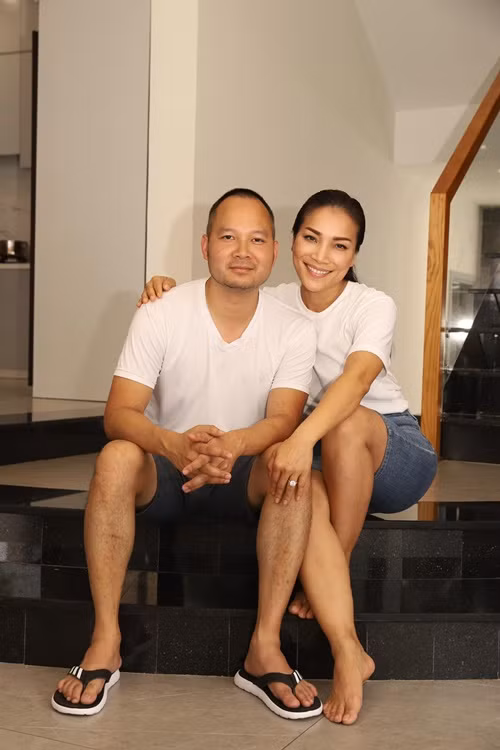 Khi đi diễn, Hồng Ngọc thường được chồng Việt kiều nhắn tin hỏi ăn uống ra sao.