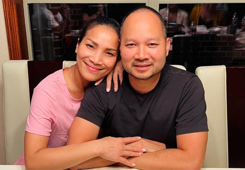 Hồng Ngọc cho biết, vợ chồng cô không ai sợ ai, mà tôn trọng đối phương. “Chồng tôi không bao giờ muốn tôi bắt buộc anh ấy một điều gì hết, tính anh ấy lại là kiểu tôi càng nói anh ấy càng làm. Vì thế nên tôi không nói gì, để anh ấy tự làm”, Saostar dẫn lời nữ ca sĩ.