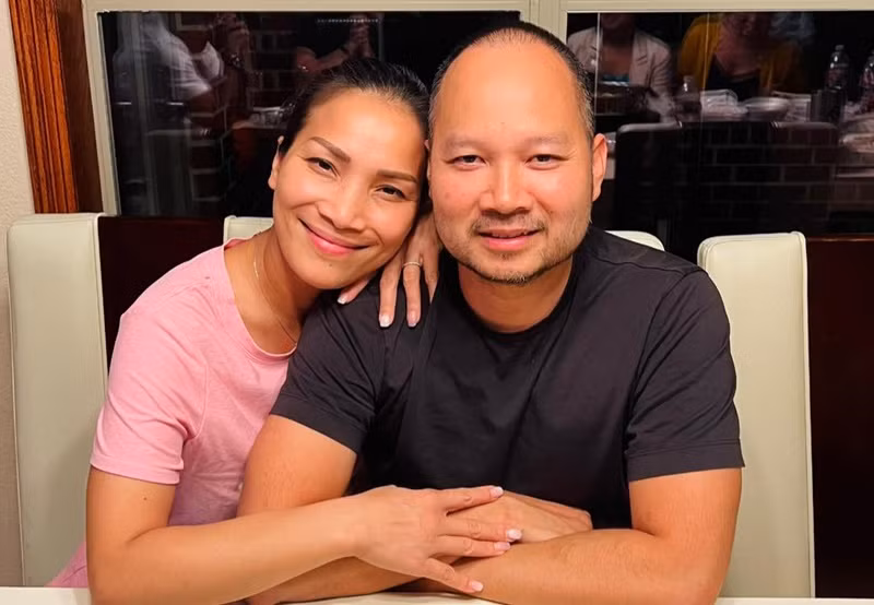 Hồng Ngọc cho biết, vợ chồng cô không ai sợ ai, mà tôn trọng đối phương. “Chồng tôi không bao giờ muốn tôi bắt buộc anh ấy một điều gì hết, tính anh ấy lại là kiểu tôi càng nói anh ấy càng làm. Vì thế nên tôi không nói gì, để anh ấy tự làm”, Saostar dẫn lời nữ ca sĩ.