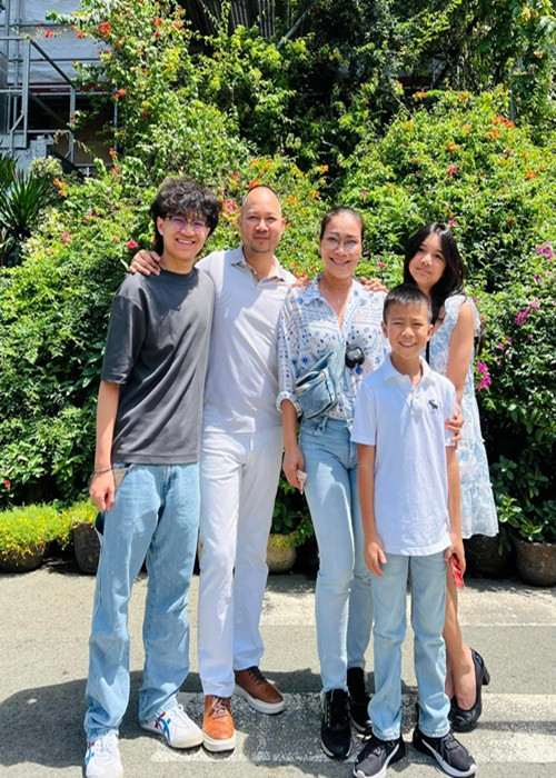 Khi Hồng Ngọc sinh các con, Thomas Tâm Nguyễn nấu ăn, thay tã, pha sữa, ru con ngủ. Vì con gái Hồng Ân, chồng Hồng Ngọc còn quyết tâm bỏ thuốc lá.