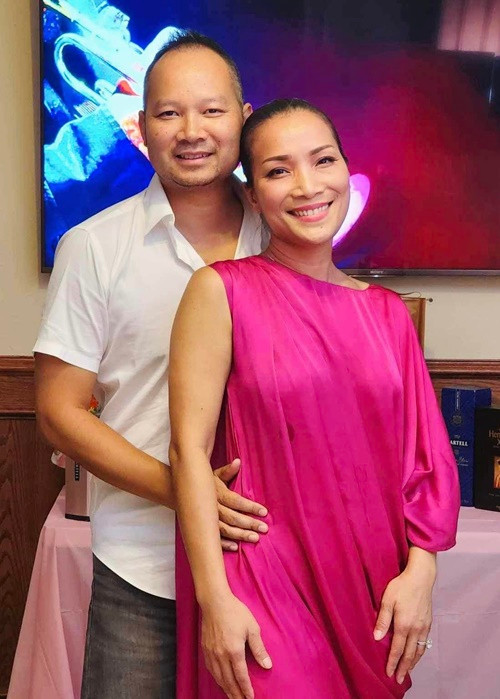 Khi được hỏi bí quyết giữ lửa hôn nhân, Hồng Ngọc cho biết: “Thật sự tôi cũng không biết trả lời như nào, nhưng tôi chỉ biết chúng tôi bên nhau từng ấy năm, chắc chắn điều quan trọng là chúng tôi yêu thương nhau, lắng nghe nhau và luôn tôn trọng nhau, gánh vác mọi việc cùng nhau, yêu và lo lắng cho đối phương hơn chính mình…Với tôi, tôi luôn biết ơn anh, biết những gì anh dành cho tôi và các con là tình yêu thương vô bờ bến. Chỉ như thế là đủ”.