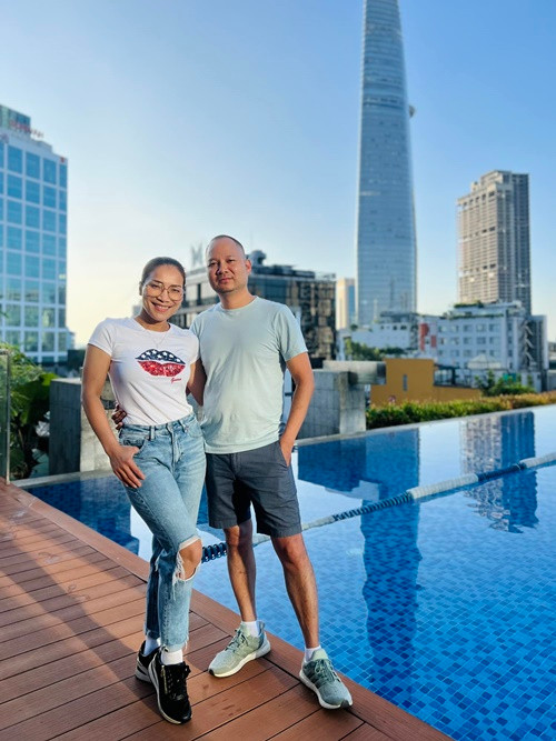 Năm 2020, khi Hồng Ngọc bị bỏng ngực và mặt do nồi xông hơi bị nổ, Thomas Tâm Nguyễn hết lòng chăm sóc vợ.