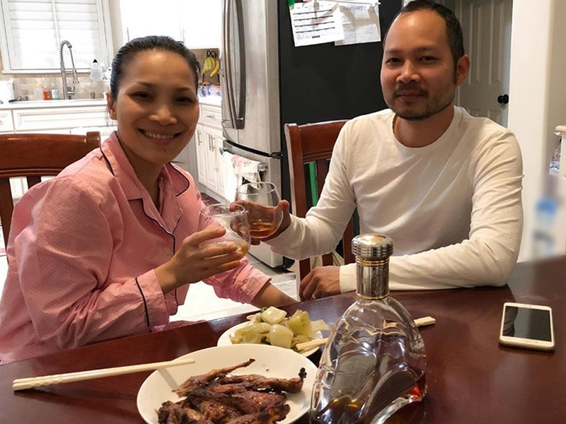 Để vợ yên tâm ca hát, Thomas Tâm Nguyễn sang nhượng quán bar rồi đảm nhận vai trò quản lý của Hồng Ngọc. Công việc của Hồng Ngọc chỉ là luyện thanh và hát, còn mọi chuyện khác đã được chồng lo. Thomas Tâm Nguyễn cũng đảm nhận vai trò tư vấn trang phục, chọn ca khúc cho vợ.