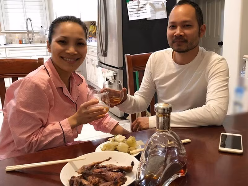 Để vợ yên tâm ca hát, Thomas Tâm Nguyễn sang nhượng quán bar rồi đảm nhận vai trò quản lý của Hồng Ngọc. Công việc của Hồng Ngọc chỉ là luyện thanh và hát, còn mọi chuyện khác đã được chồng lo. Thomas Tâm Nguyễn cũng đảm nhận vai trò tư vấn trang phục, chọn ca khúc cho vợ.