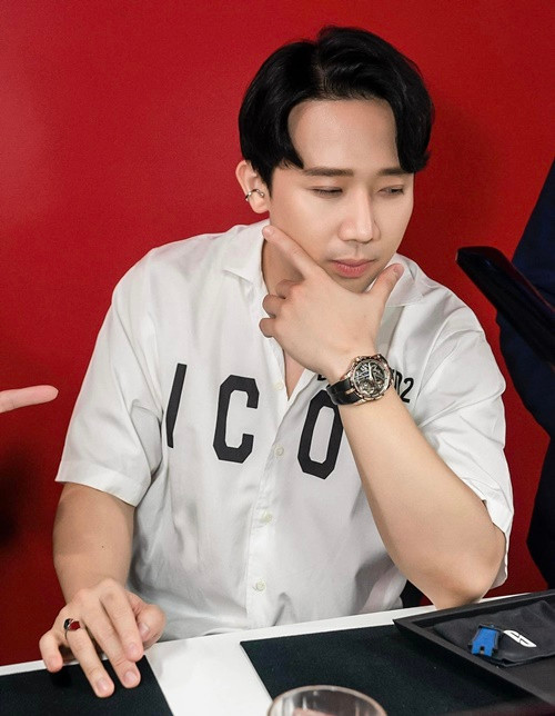 Nam MC đeo đồng hồ đắt tiền. Trong bộ sưu tập đồng hồ của Trấn Thành, có thiết kế lên đến 6 tỷ.