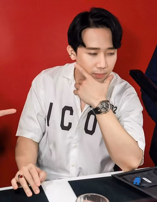 Nam MC đeo đồng hồ đắt tiền. Trong bộ sưu tập đồng hồ của Trấn Thành, có thiết kế lên đến 6 tỷ.