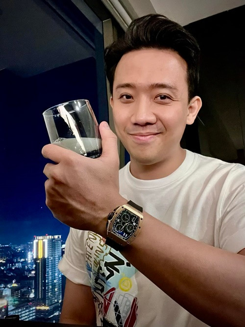 Nam MC khoe những chiếc đồng đồ thương hiệu đình đám.