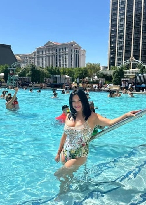 Y Phụng thường chọn áo tắm một mảnh để che khuyết điểm vòng hai kém thon thả.