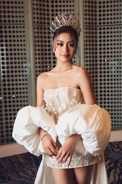 Giữa ồn ào, Xuân Hạnh chia sẻ trên Tiền Phong: "Tôi biết mọi người đang bàn tán và biết bản thân tôi còn rất nhiều thiếu sót. Với mọi nỗ lực và sự thay đổi, tôi mong rằng mọi người sẽ có cái nhìn tích cực. Tôi phải xem xét lại bản thân. Vì vậy điều tôi cần phải làm là gửi lời xin lỗi đến mọi người. Tôi hứa không ngừng cố gắng để trở thành người được khán giả yêu quý. Mong quý vị tha cho những lỗi lầm”. Ảnh: FB Xuân Hạnh.