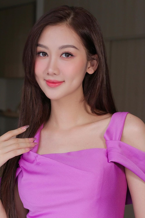 Giữa ồn ào Quế Anh đăng quang, Trưởng Ban tổ chức Miss Grand Vietnam 2024 - bà Phạm Kim Dung cho biết, Quế Anh là một cô gái có thể đáp ứng được về mặt hát, nhảy, đó là phần khá quan trọng ở Miss Grand International. Ngoài ra, Quế Anh có thể giao tiếng Hàn, gương mặt của cô phù hợp trở thành hoa hậu. Ảnh: FB Quế Anh.