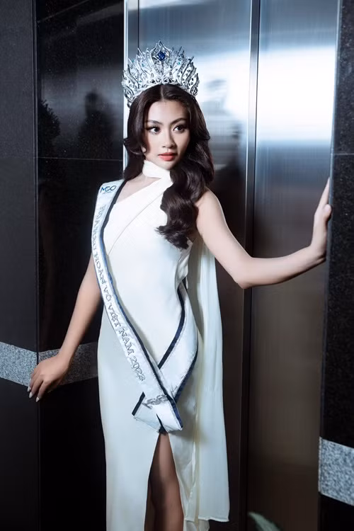 Xuân Hạnh còn vướng nghi vấn từng có nhiều bình luận khiếm nhã trên mạng xã hội. Ngoài ra, một số cư dân mạng đặt nghi vấn Xuân Hạnh được giám khảo Vũ Thu Phương ưu ái ở Hoa hậu Hoàn vũ Việt Nam 2023 vì có mối quan hệ cô trò. Ảnh: FB Xuân Hạnh.